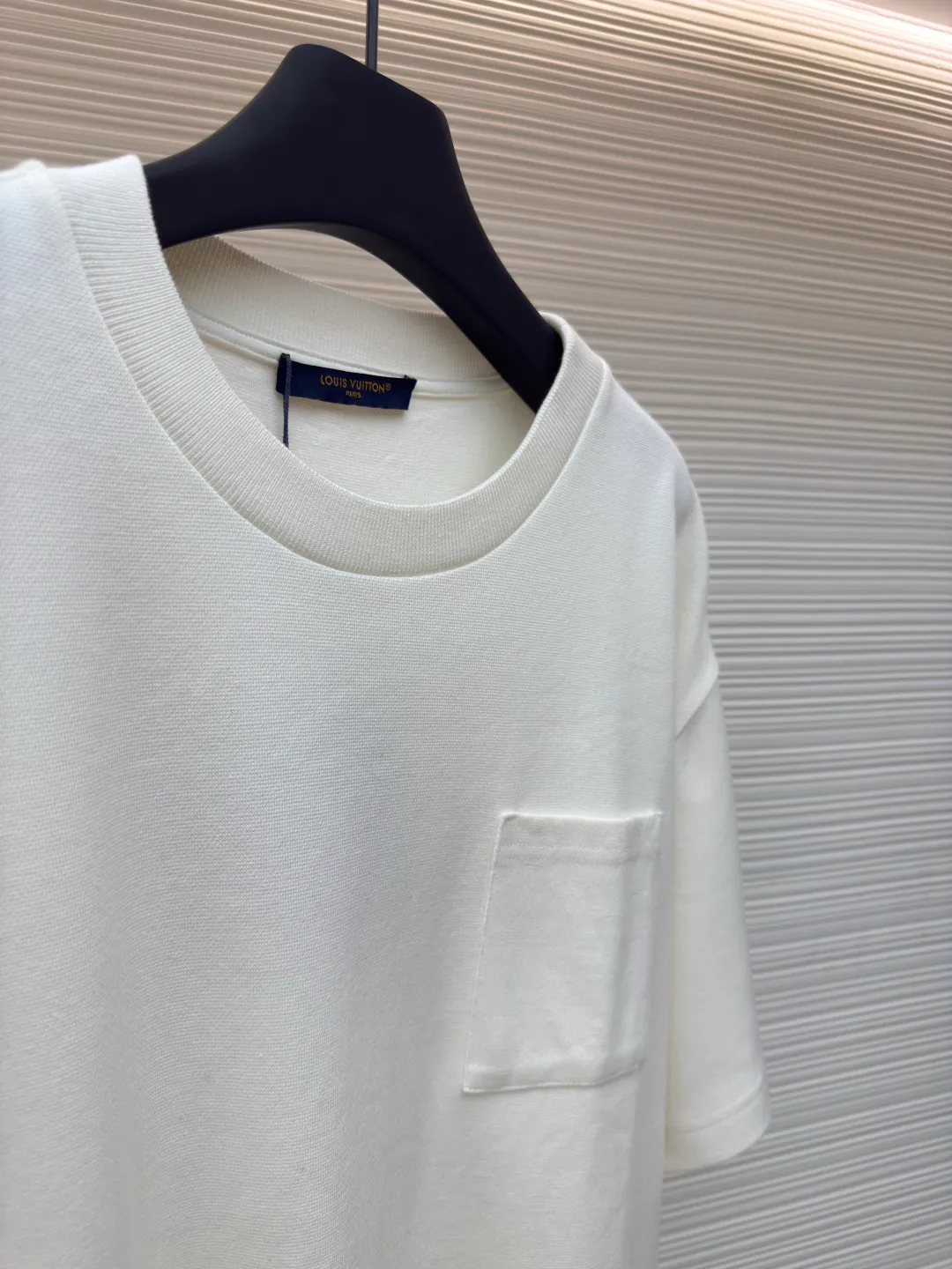 LOUIS VUITTON Pocket jacquard short sleeves ●Authentic product: purchased and developed for 8500 ●Item number: 1680117-A35 ●Fabric: pure cotton fabric ●Technology: jacquard knitting ●Version: fitted version ●Weight: about 345 grams ●Size: XS-S-M-L ●Description: Use 18-needle upper and lower cotton jacquard knitted fabric, weight 300g. Disassemble the original version to analyze the type of machine for yarn parameters. Manually count the needles and draw the pattern. The jacquard fabric is woven by Fukuda machine imported from Japan. The solid color part uses an 18-needle double-sided jacquard machine to weave the pique fabric. The jacquard and solid color fabrics are proportioned according to the amount of each piece. The two fabrics are the same The vat dyeing ensures that there is no color difference in the finished fabric. Overflow vat rope dyeing is used. The edge of the finished fabric is over-positioned and the weft adjuster is used to adjust the weft and slant to ensure that the pattern of the finished fabric is consistent with the size of the Y version. The front + sleeves are made of solid pique fabric, and the back pocket is made of jacquard fabric. The pocket letters are centered and positioned to take out the pieces. The thread is made of 40s double-ply cotton yarn and the flat collar is woven on a horizontal machine. The overall wiring is straight and delicate, the fabric is comfortable and soft, and the color is consistent without color difference. It can be matched with the same style to create a fashionable look and control various occasions. Customized accessories, complete with three standards, same style for men and women!